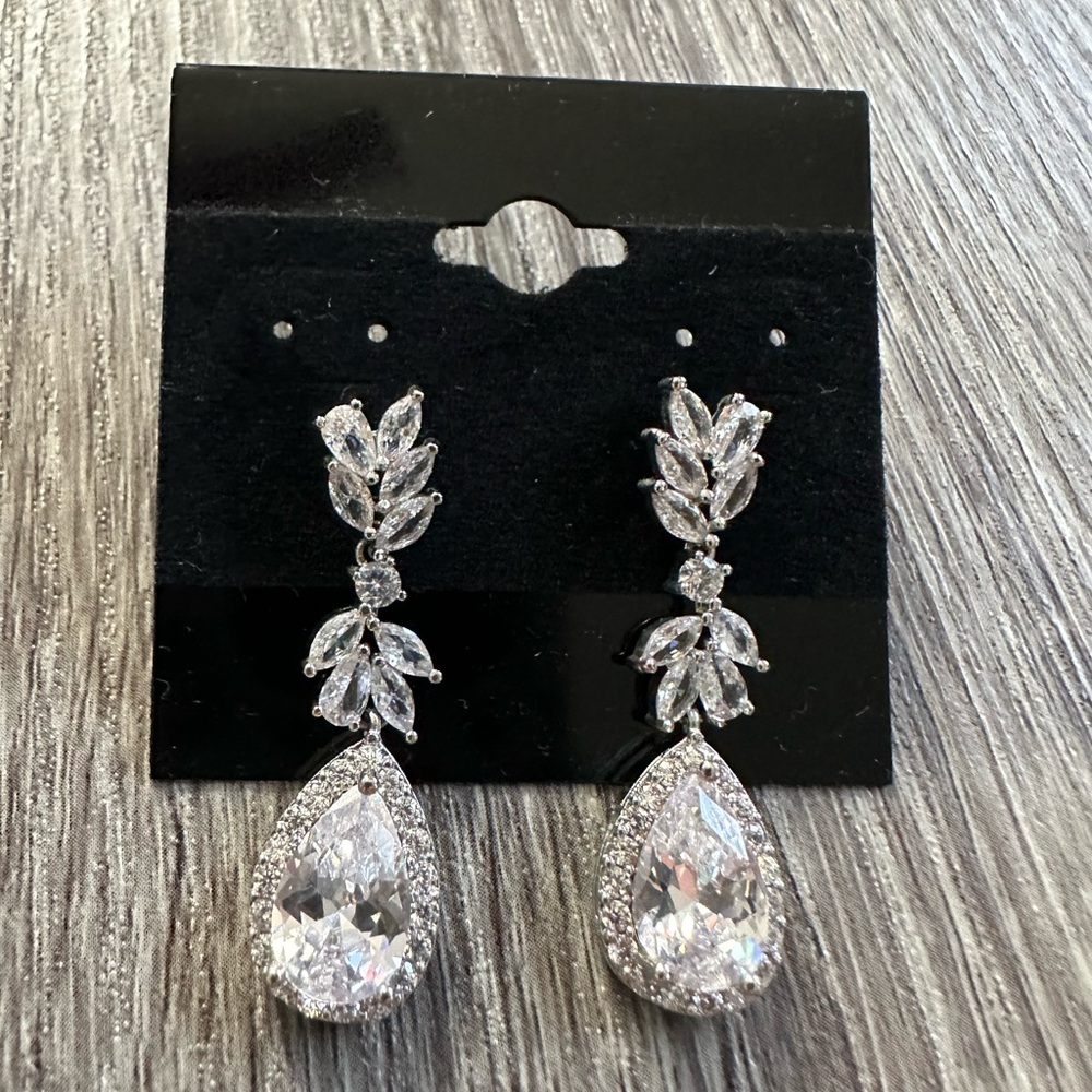 Silver Crystal Drop Earrings | Like New | Elegant Dangle